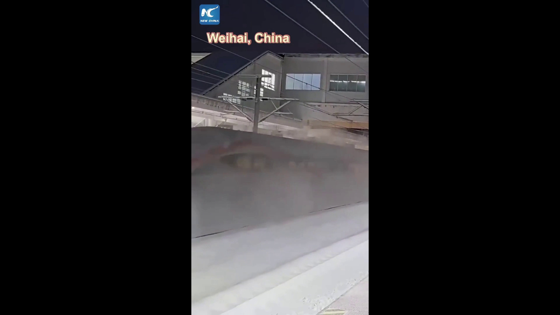 Cina, un treno ad alta velocità solleva una nube di neve