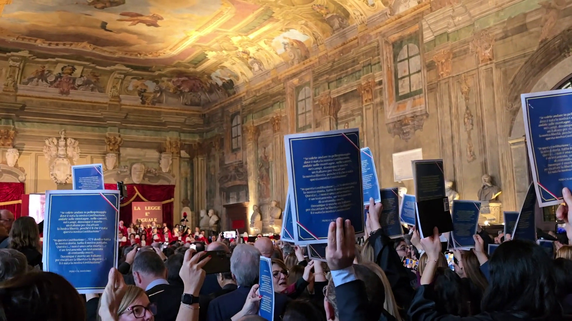 Protesta dei magistrati a Napoli, via dall'aula mentre parla Nordio