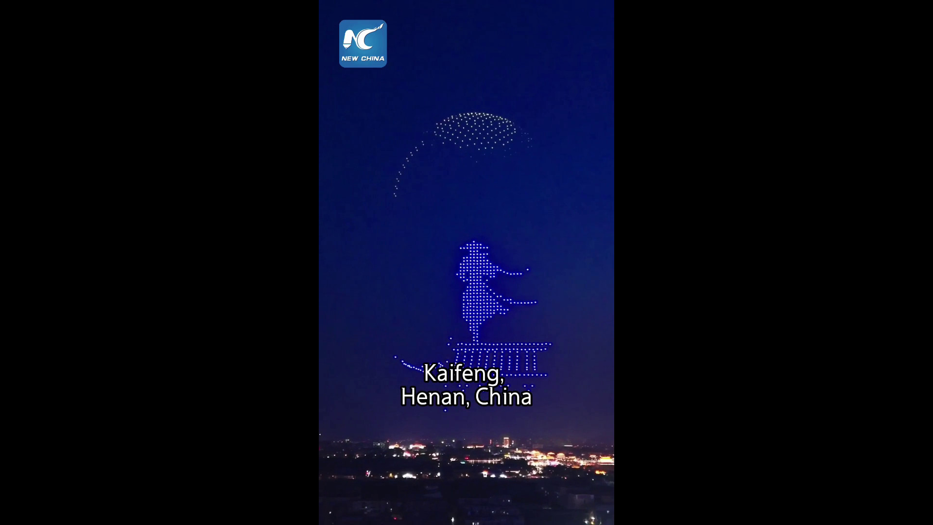 Cina, 1.700 droni illuminano il cielo notturno sull’antica città di Kaifeng