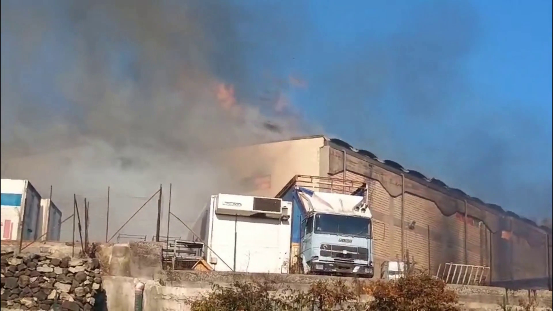A fuoco due capannoni nel catanese, le immagini dell'incendio