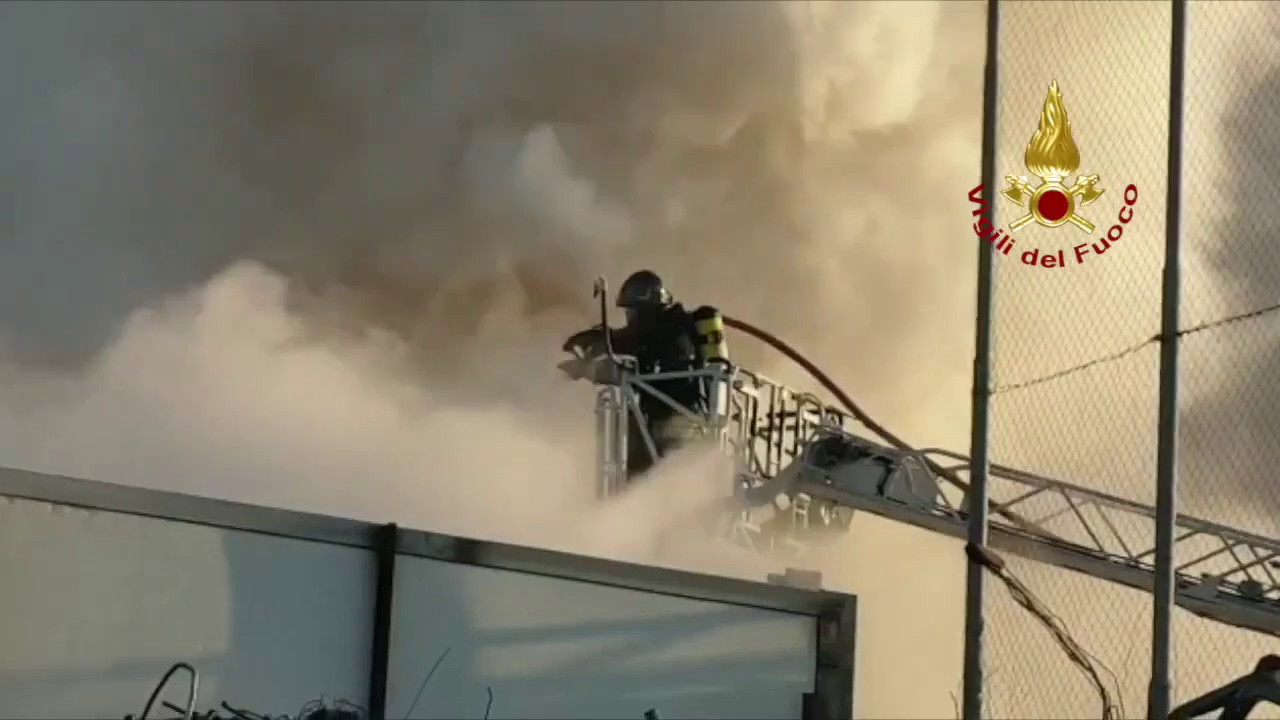 Materiale plastico in fiamme in un'azienda per il riciclo nel modenese