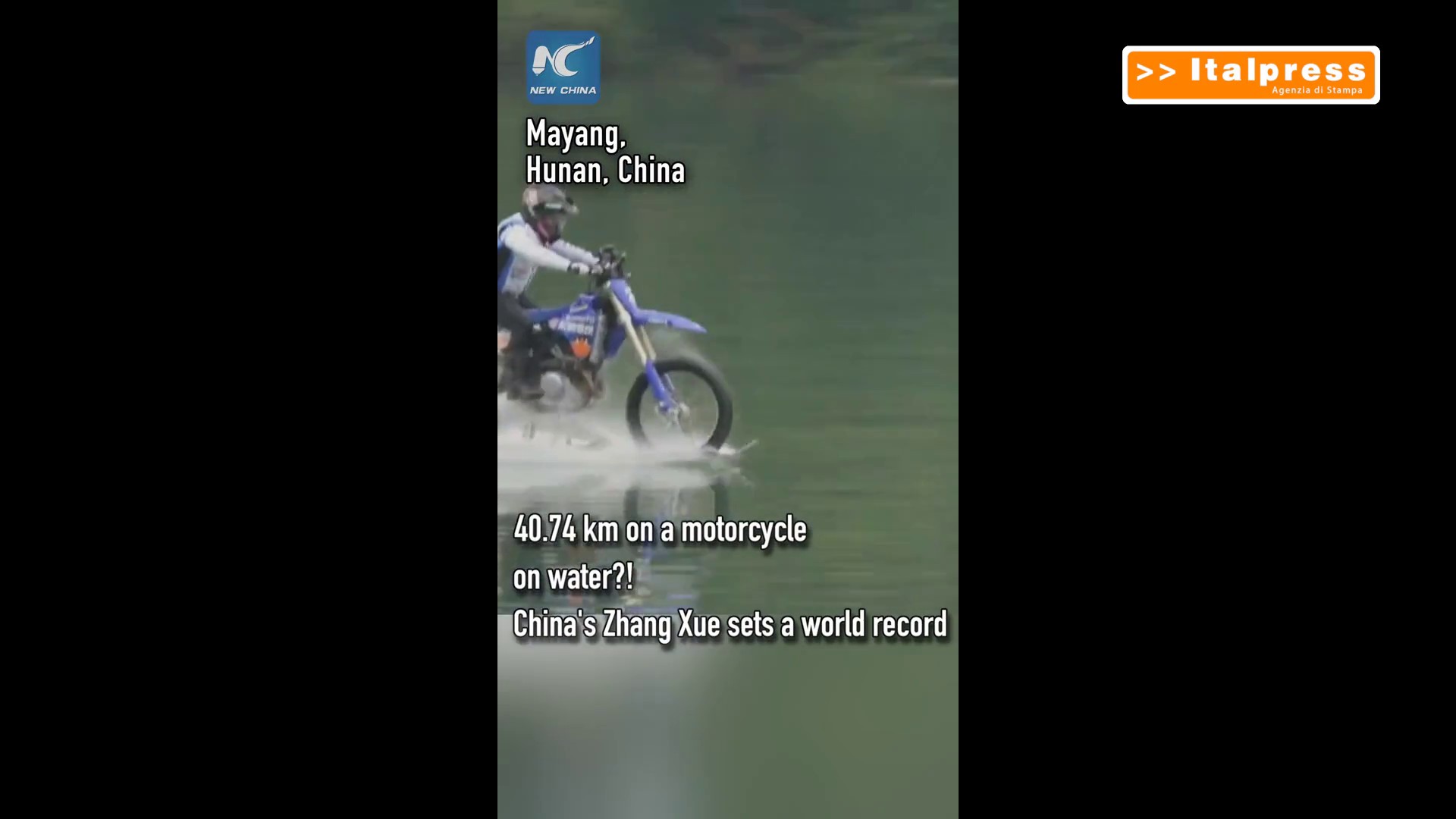 Cina, Zhang Xue stabilisce nuovo Guinness World Record in moto sull'acqua