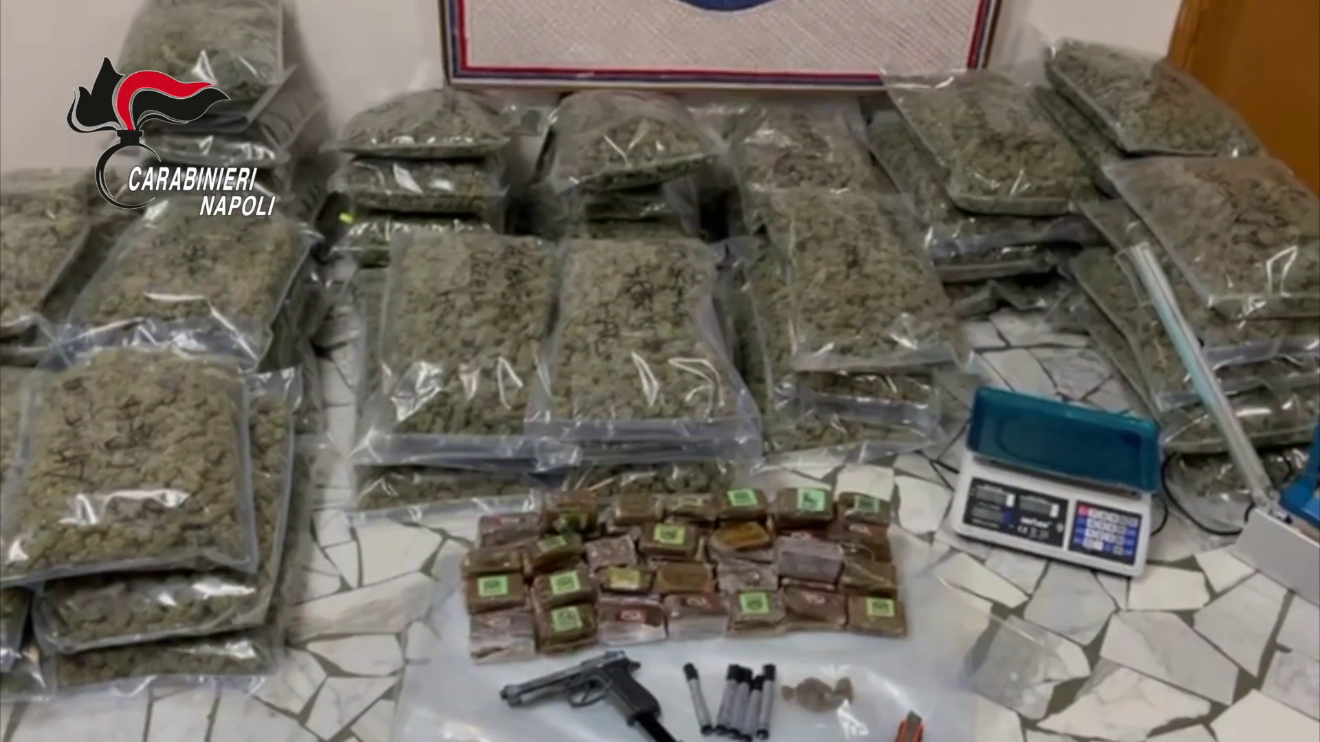 60 chili di droga in casa, padre e figlio in manette