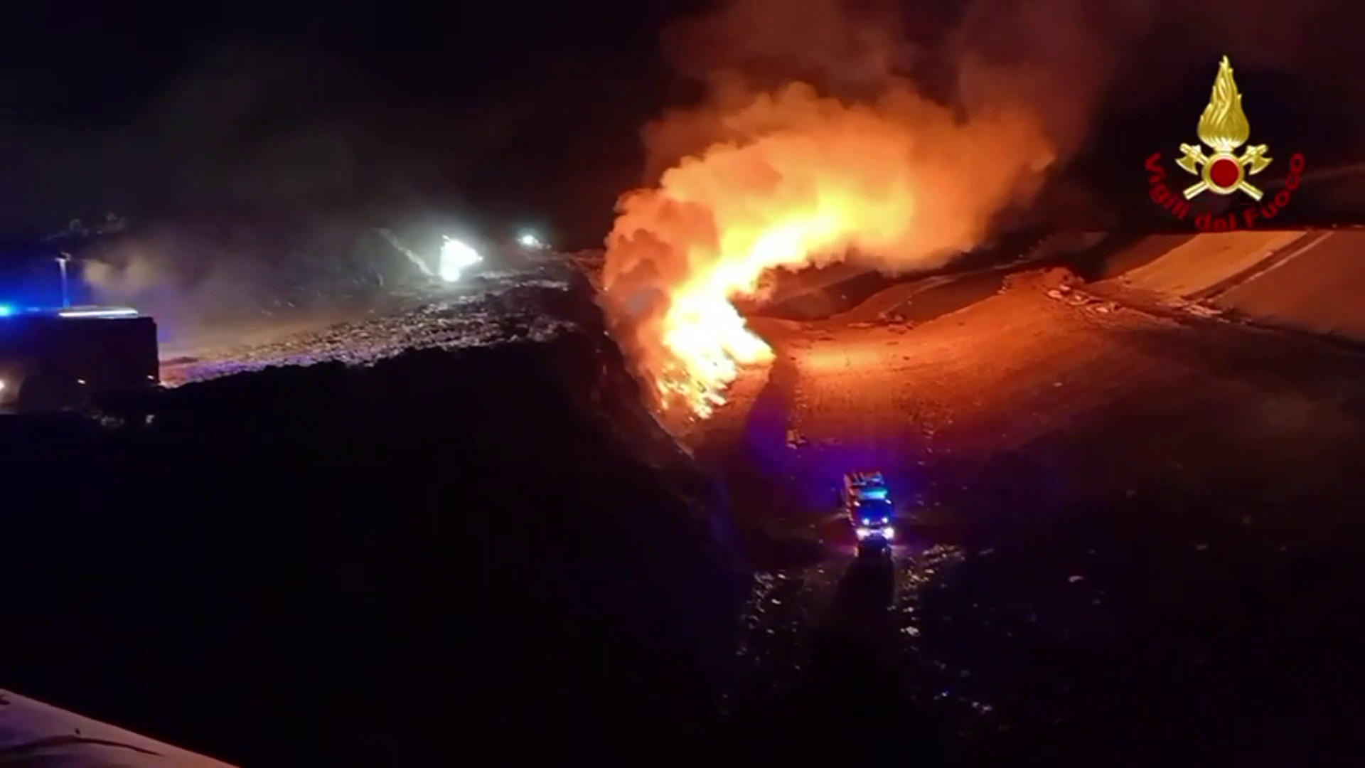 Incendio alla discarica di Bellolampo a Palermo, le immagini