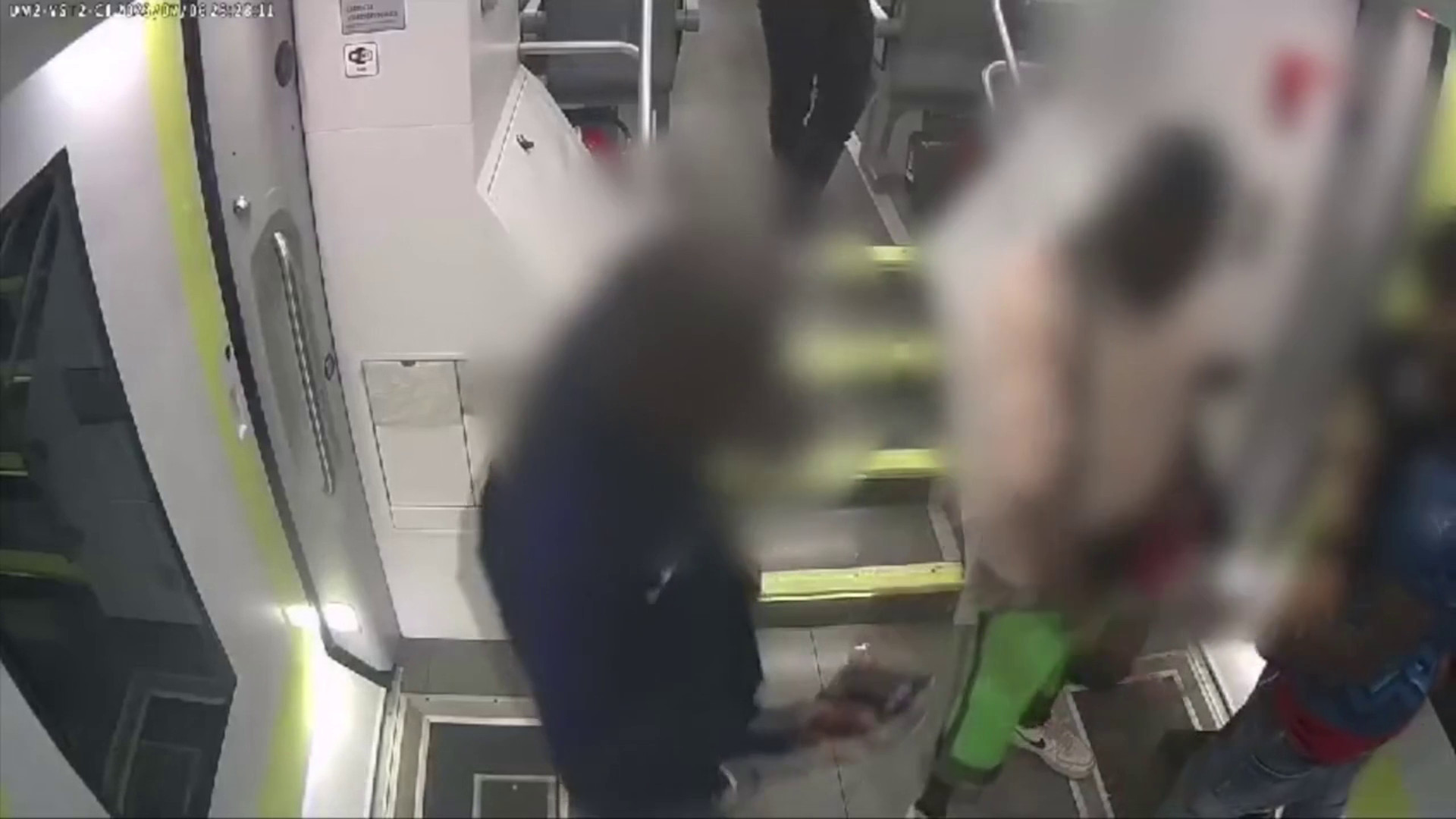 Rapinano passeggeri sul treno a Lecco armati di machete