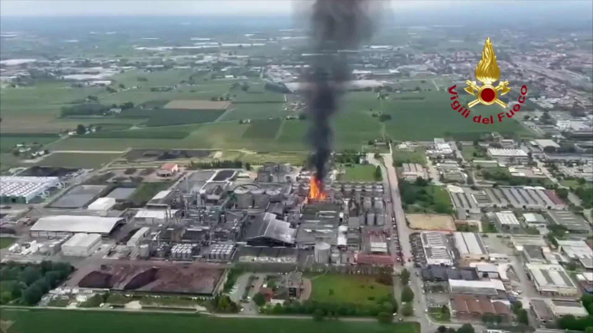 Distilleria in fiamme a Faenza, le immagini