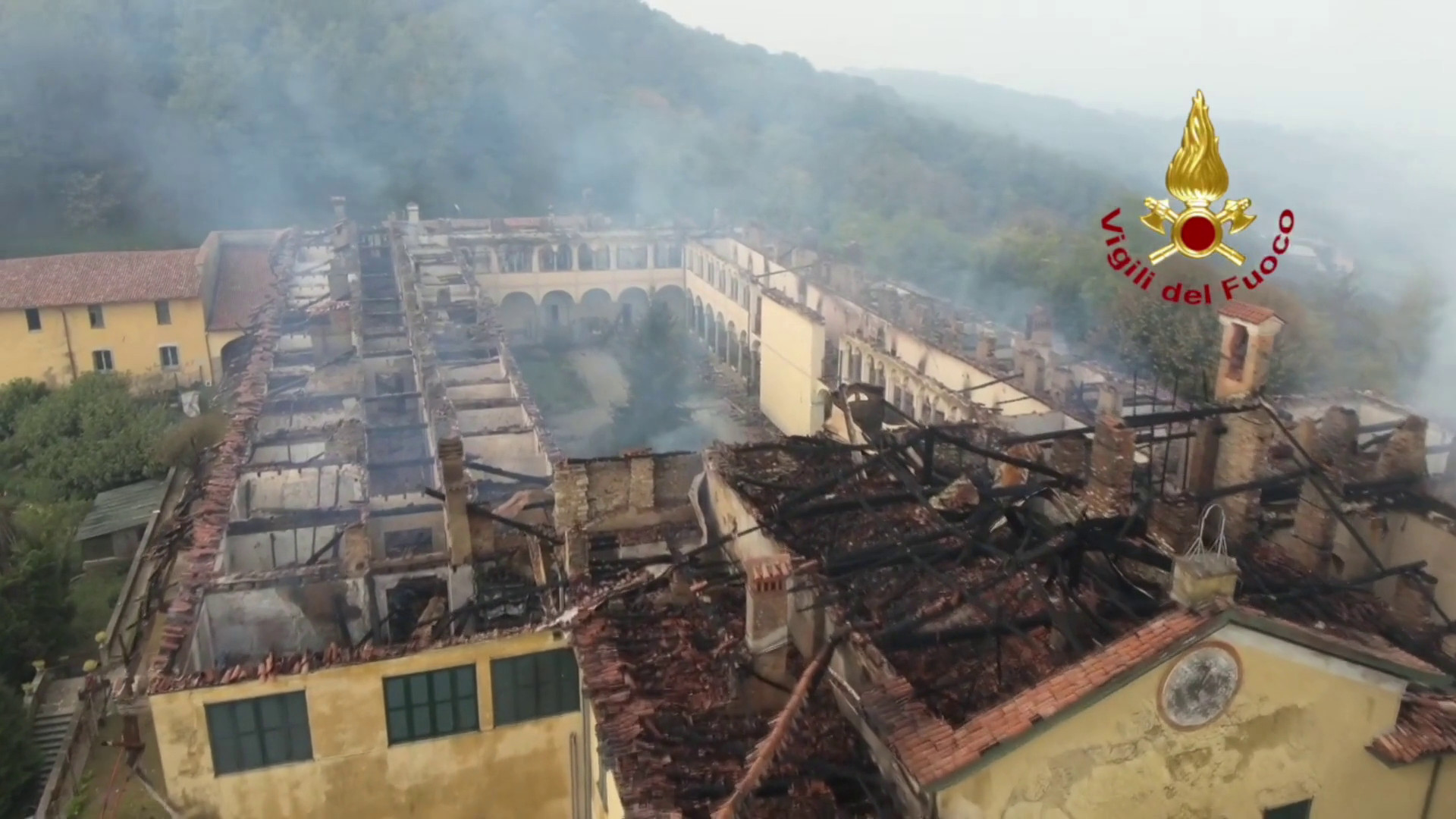 In fiamme il monastero della Bernaga nel Lecchese, le immagini