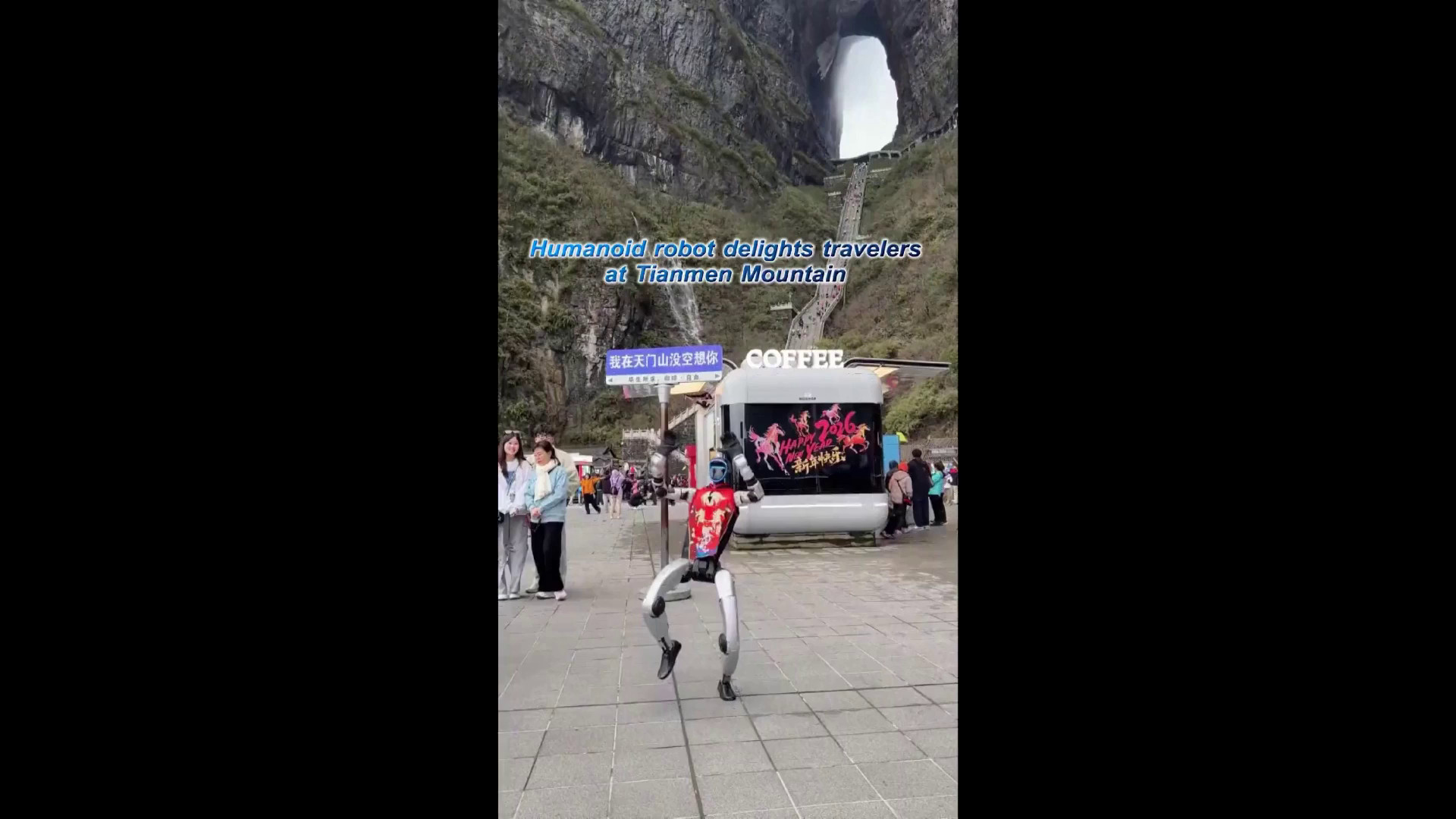 Cina, robot umanoide incanta i turisti sul monte Tianmen