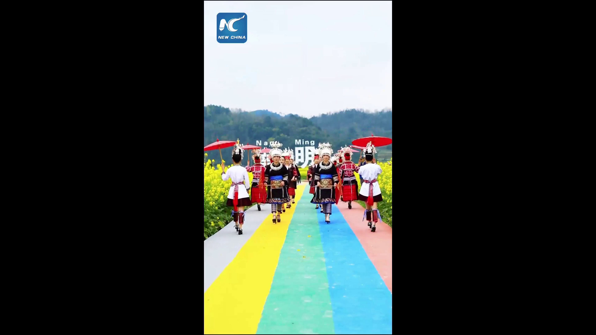 Cina: Guizhou ospita sfilata di costumi etnici in un mare di fiori dorati