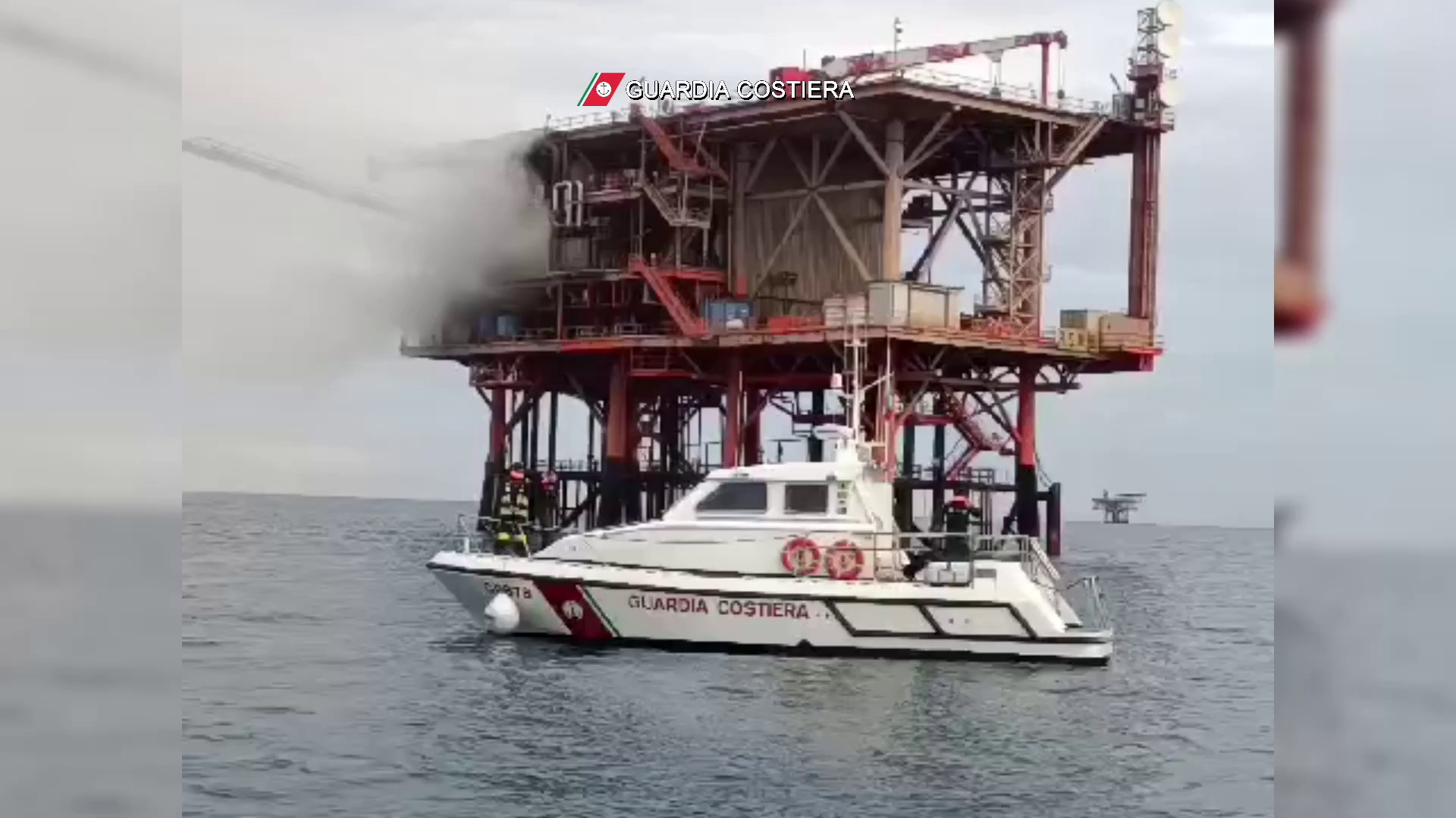 Fiamme su piattaforma petrolifera in alto mare al largo di Vasto