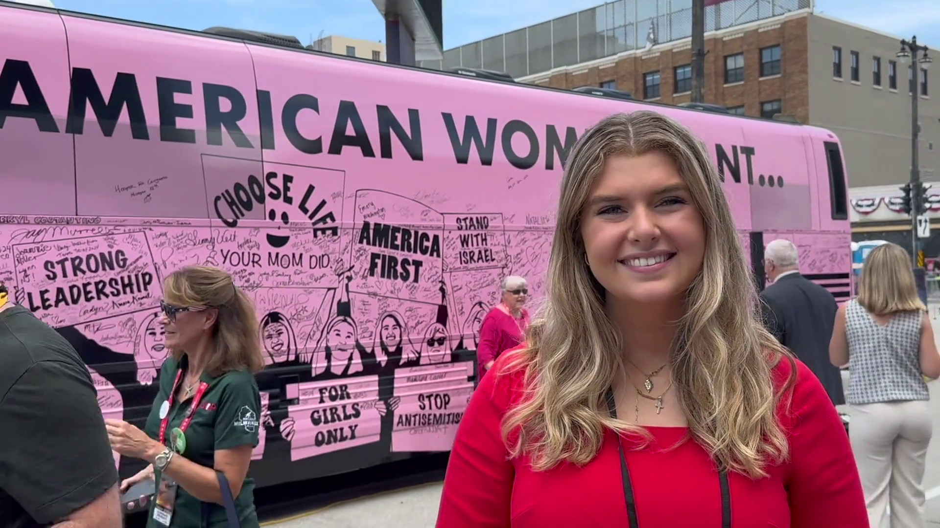 Un bus rosa alla convention repubblicana di Milwaukee