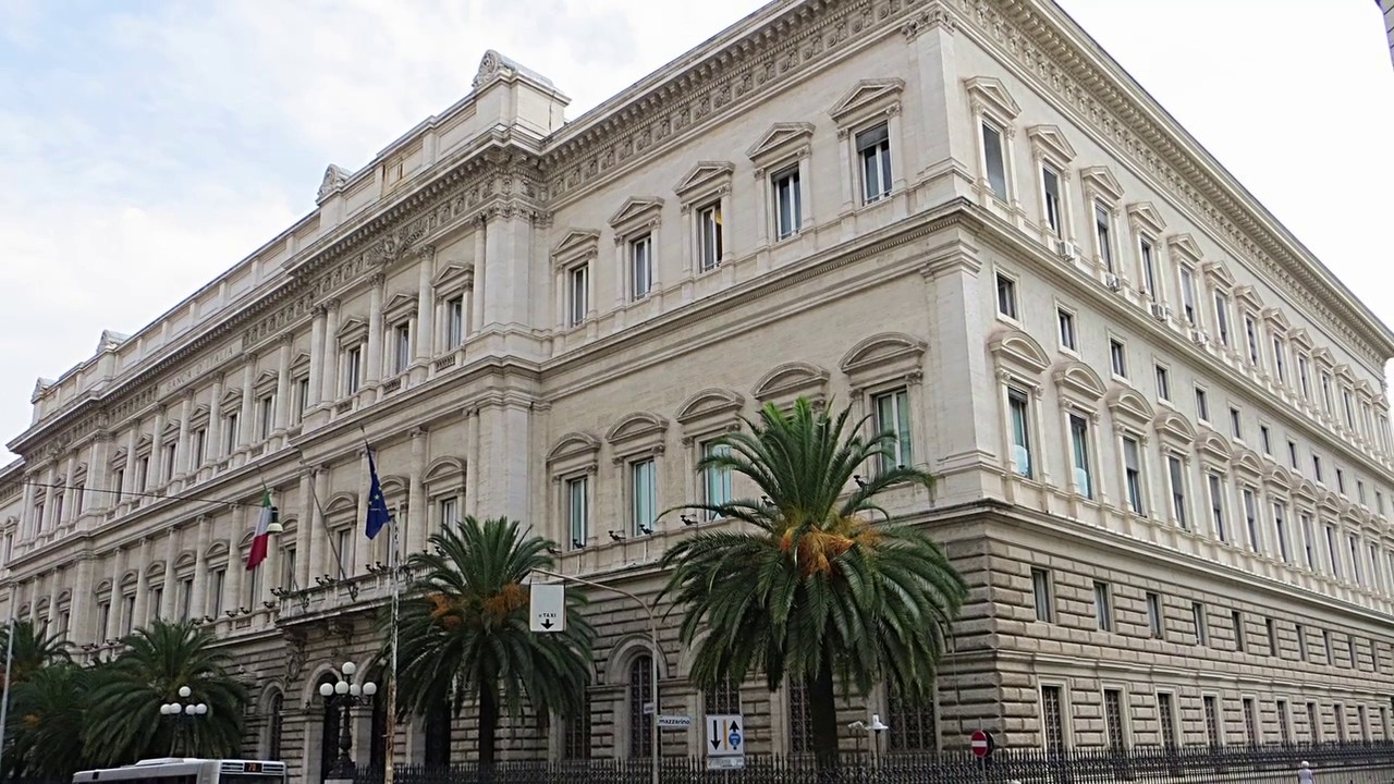 Lotta al contante sempre più serrata