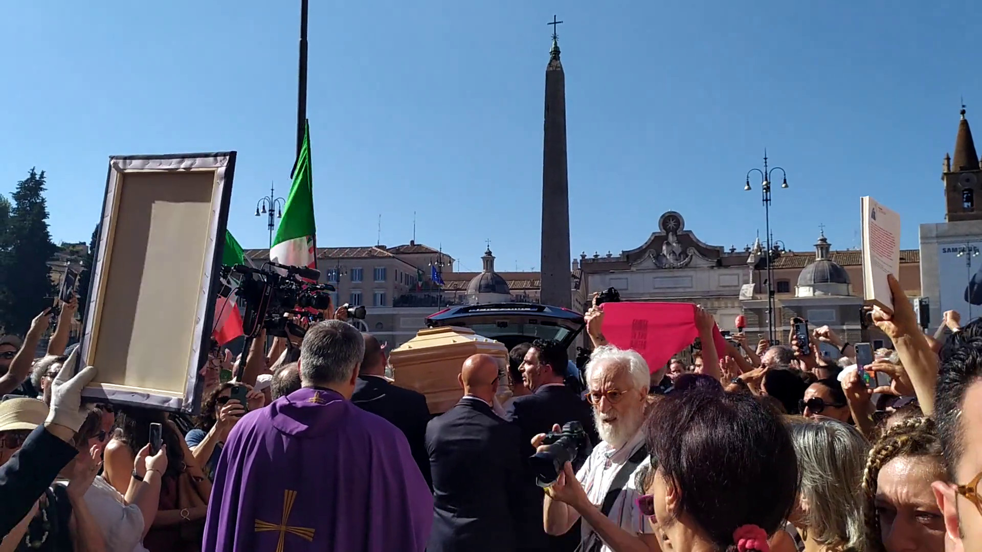 Ai funerali di Michela Murgia la folla canta