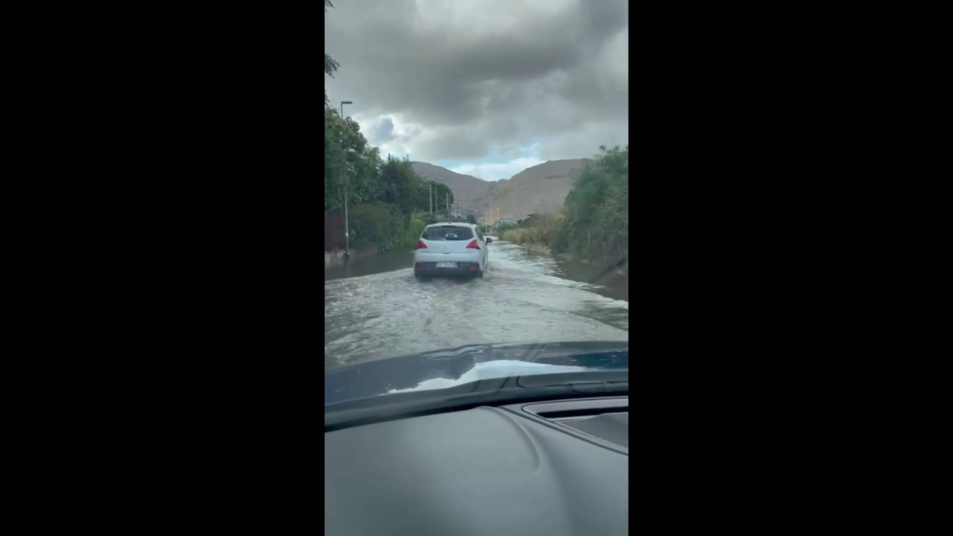 A Palermo piove dopo mesi e Mondello si allaga