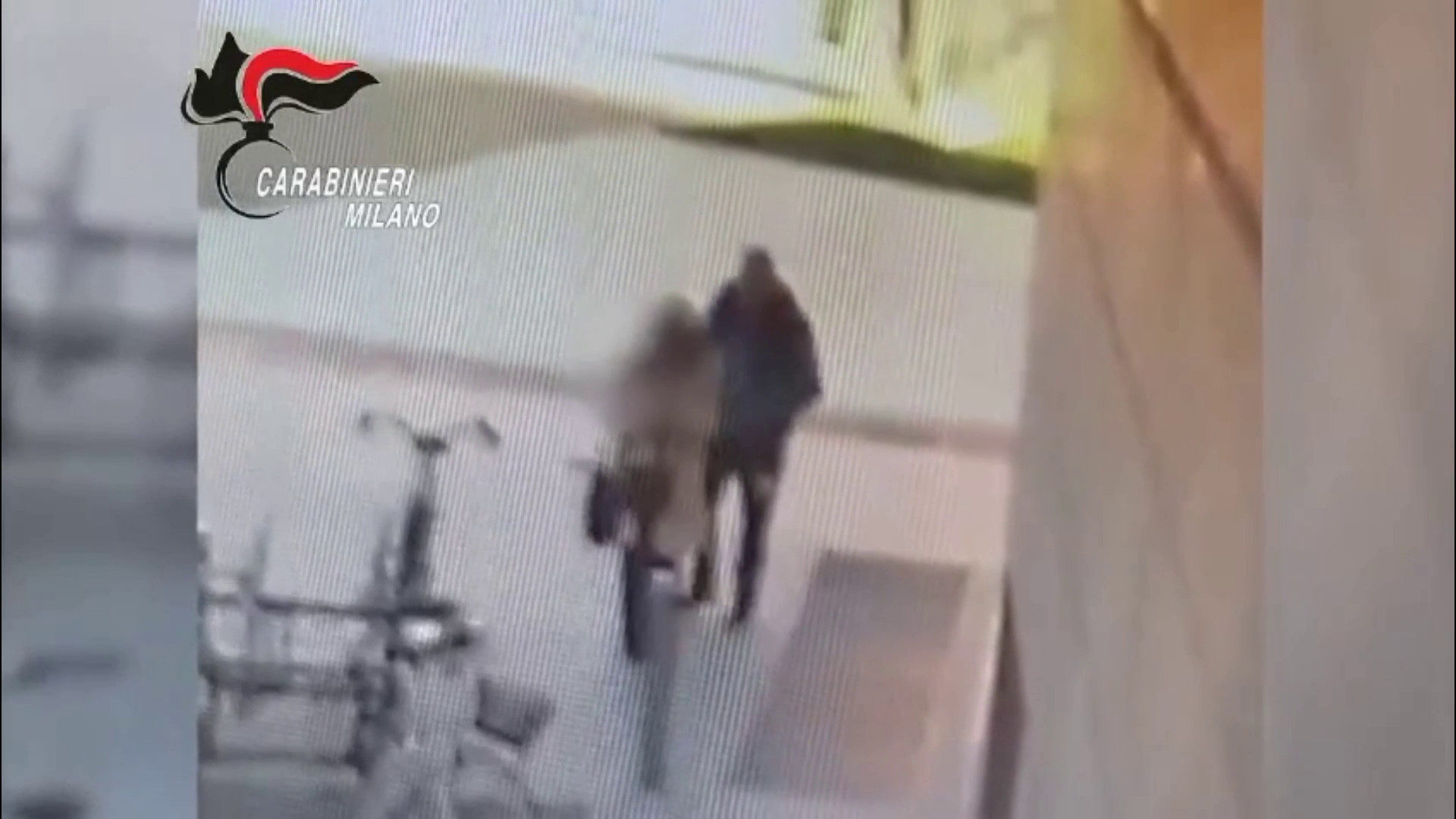 Una donna di 43 anni accoltellata a Milano, le immagini dell'episodio