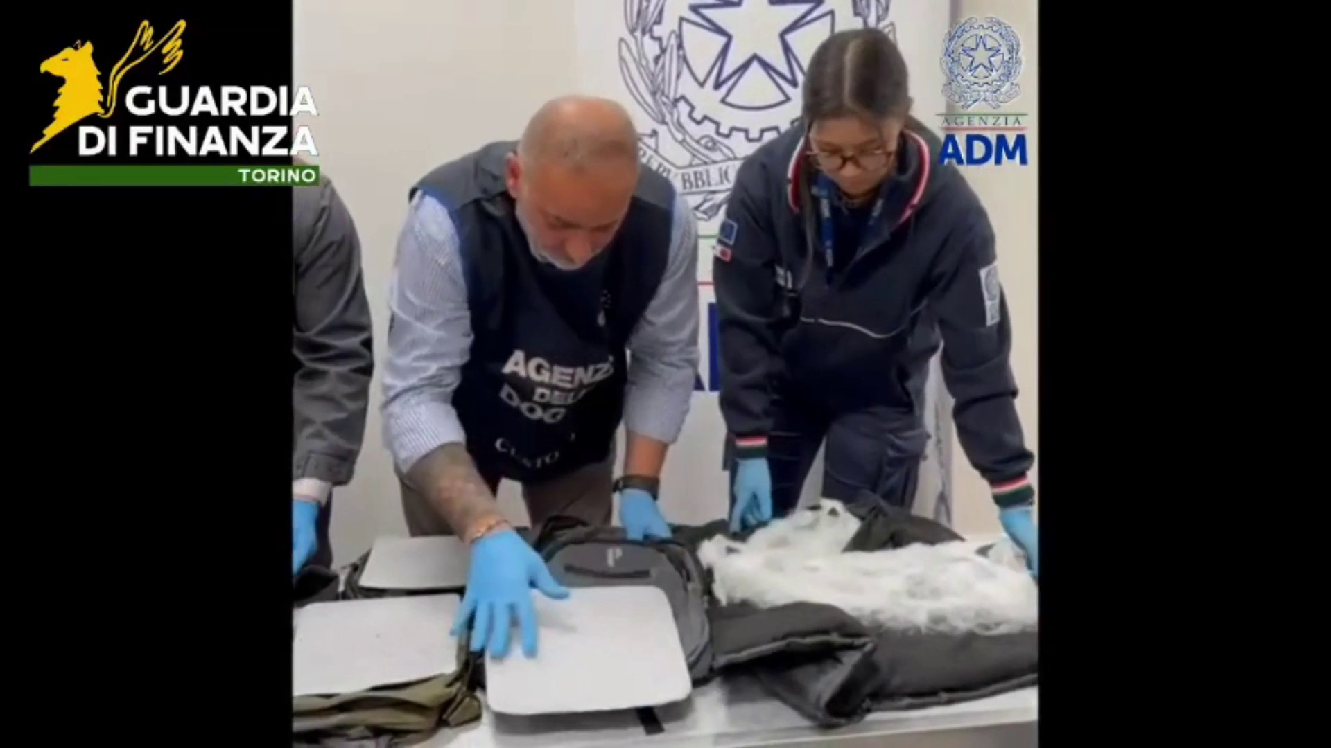 Sequestrati 8,6kg di cocaina all'aeroporto di Torino, arrestato un peruviano