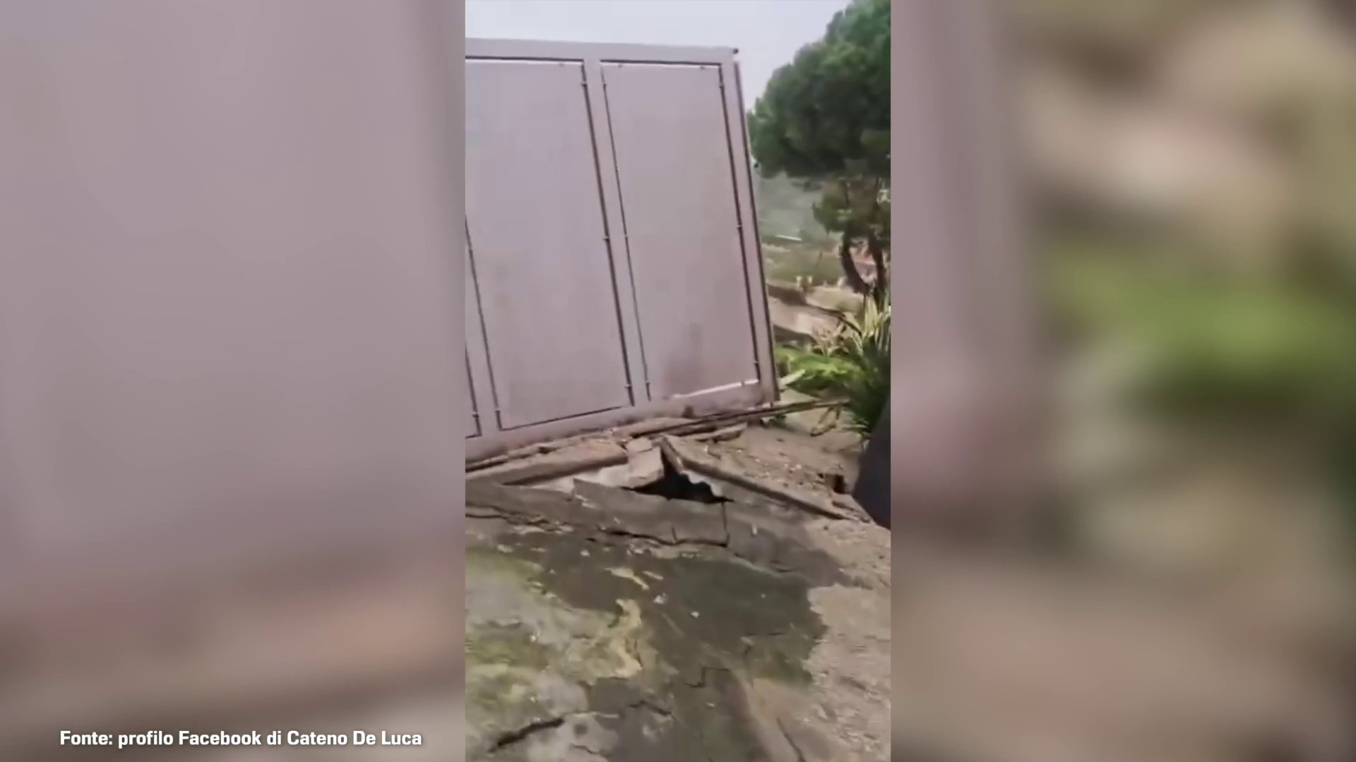 Maltempo nel Messinese, crolla muro in una piazza a Taormina