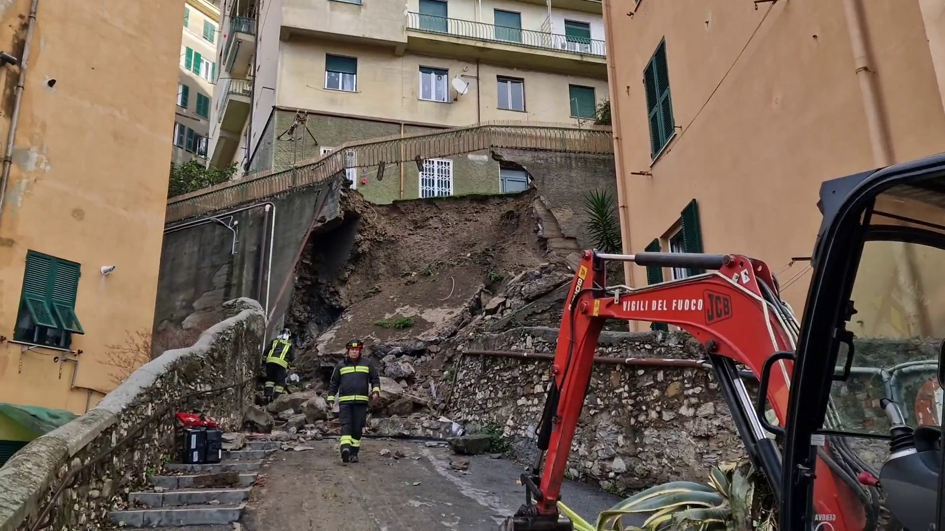 Maltempo, crolla un muro a Genova