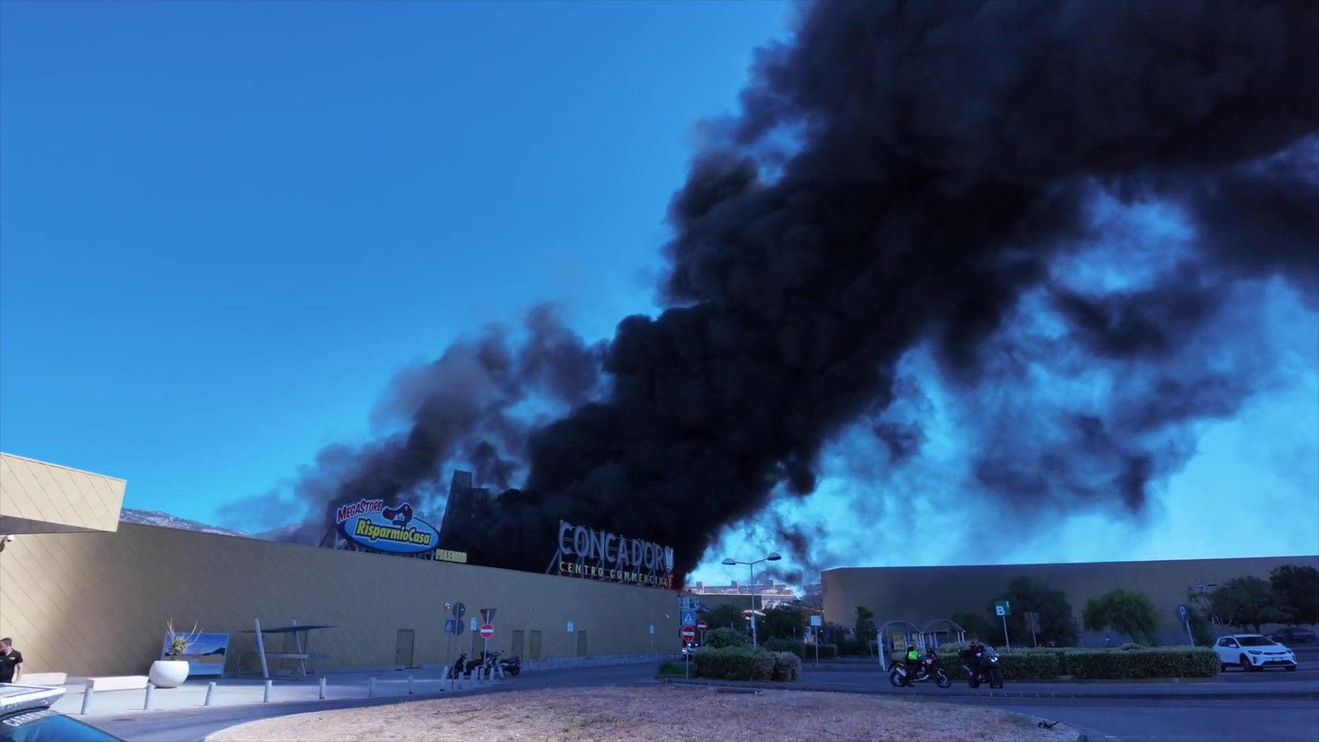 Incendio al centro commerciale Conca d'Oro di Palermo