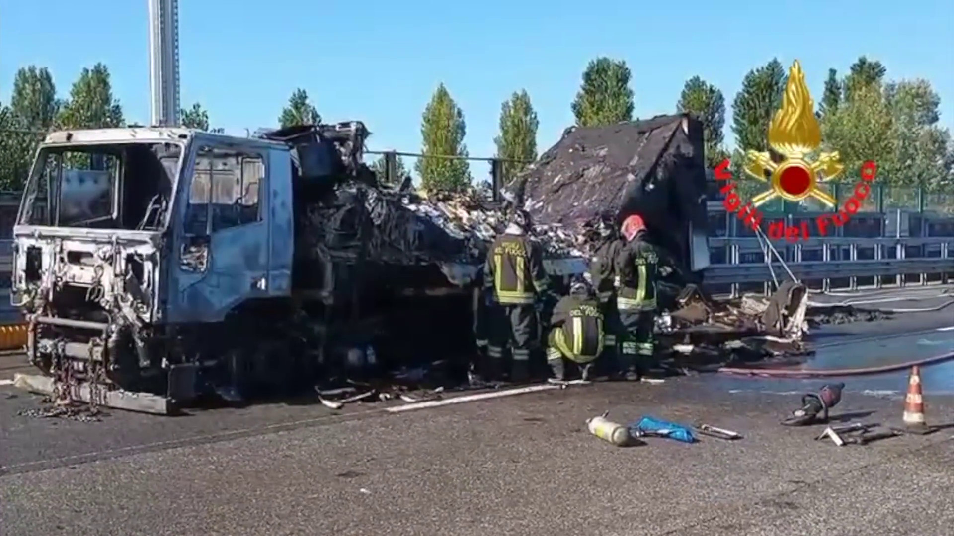 Milano, camion in fiamme su Tangenziale Ovest. Intervengono i vigili del fuoco
