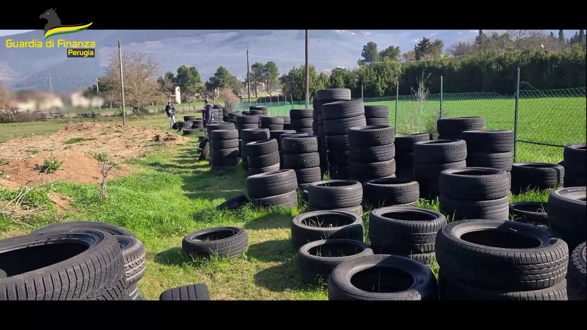 A Perugia sequestrata un'area adibita a discarica di pneumatici