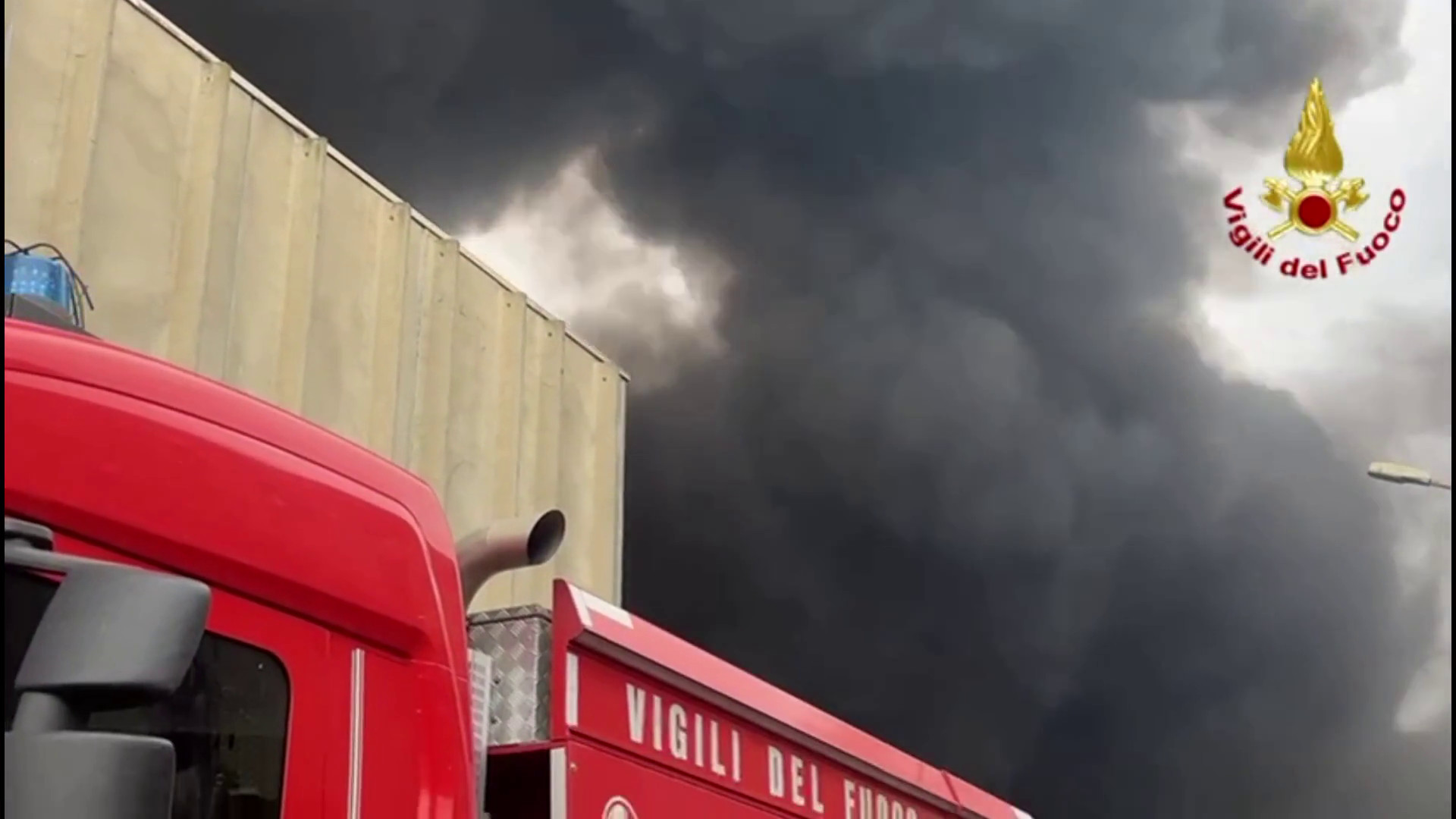 Vasto incendio a Catania, cumuli di rifiuti in fiamme