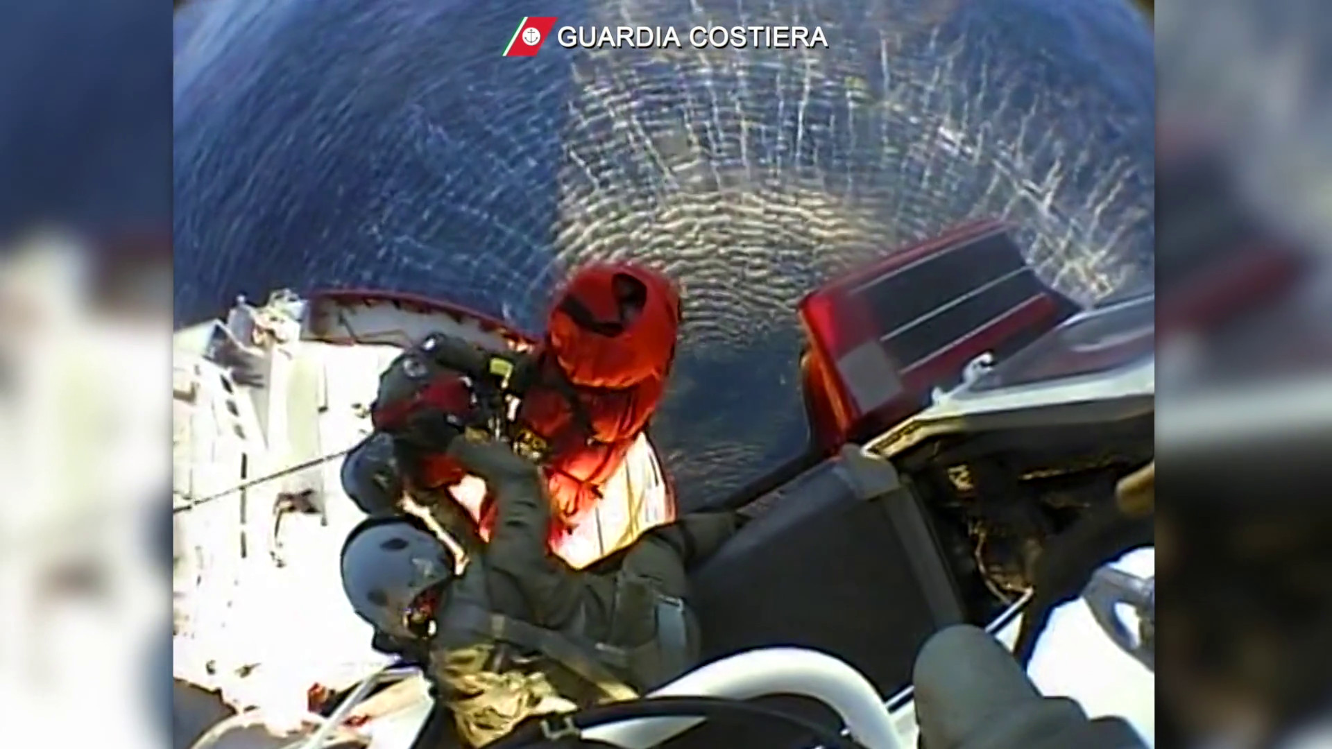 Trasferiti per cure a Lampedusa due migranti salvati da Ocean Viking