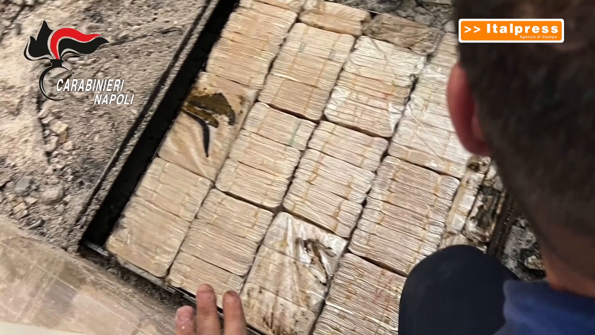 Blitz contro camorra nel Napoletano, trovati 3 milioni di euro nascosti nel muro