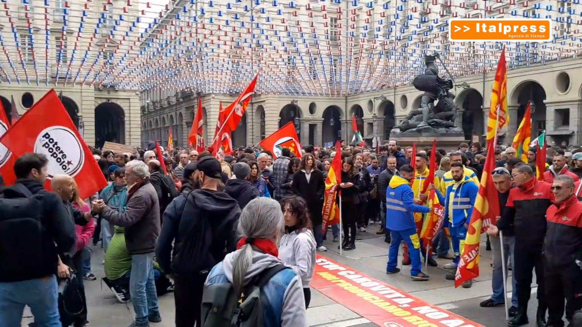Sciopero generale, lavoratori e studenti in piazza a Torino