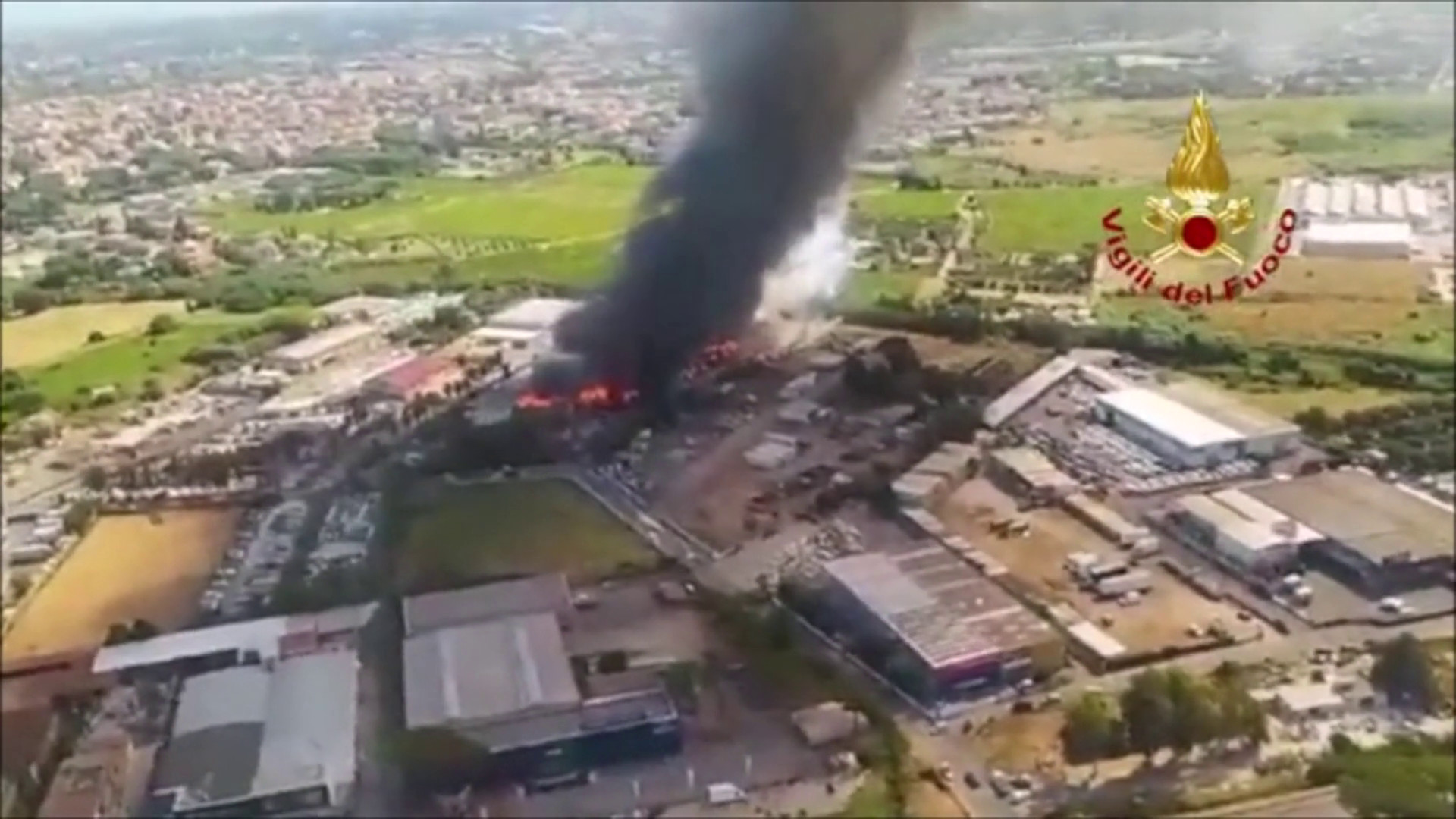 In fiamme deposito di rifiuti a Ciampino