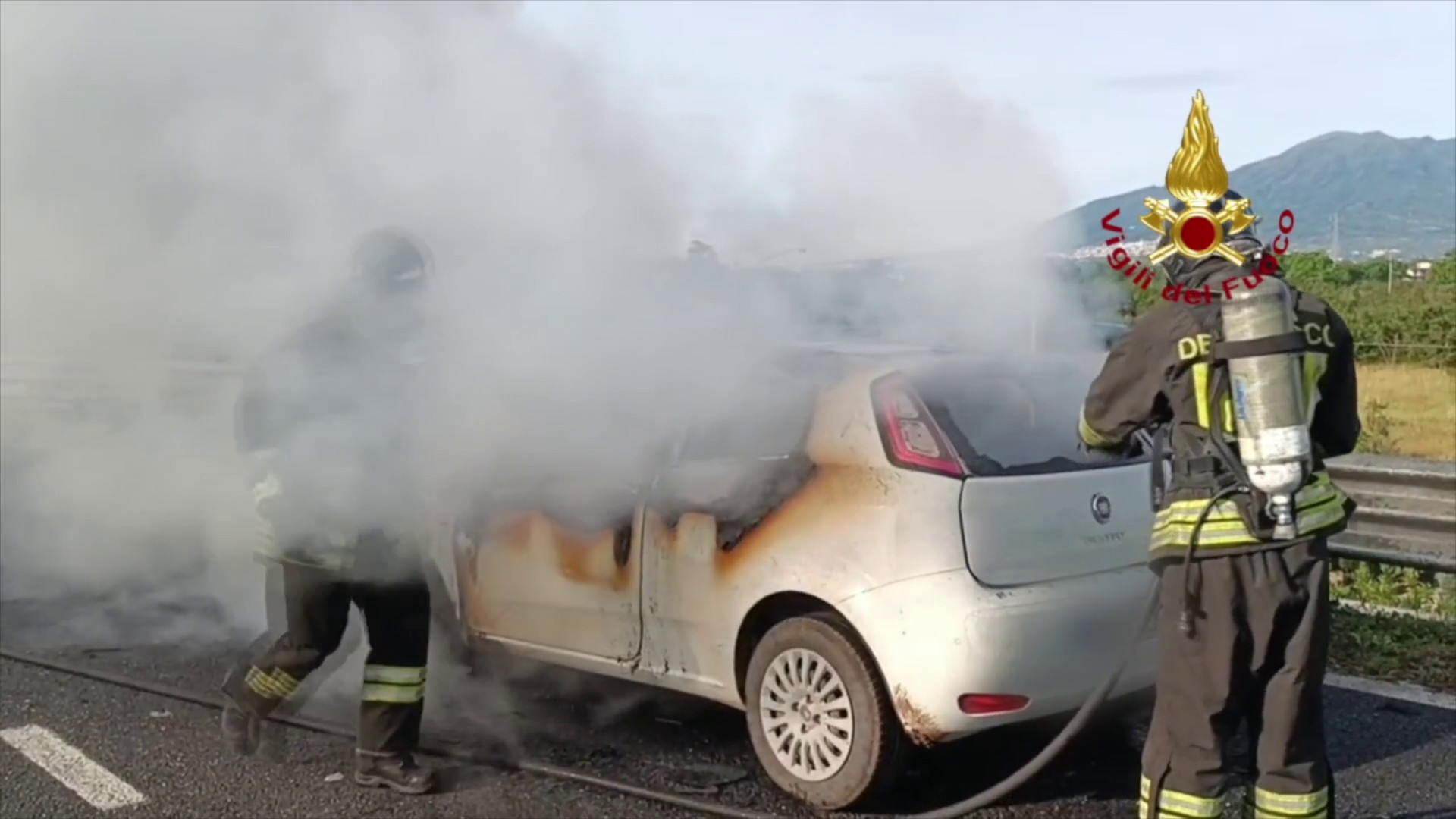 Auto in fiamme sull'autostrada A30, attimi di paura nel Napoletano