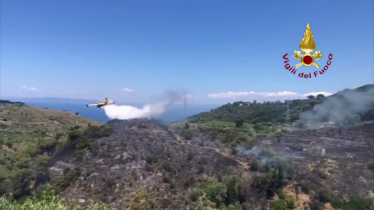 Vasto incendio nel Messinese, in azione un canadair e un elicottero