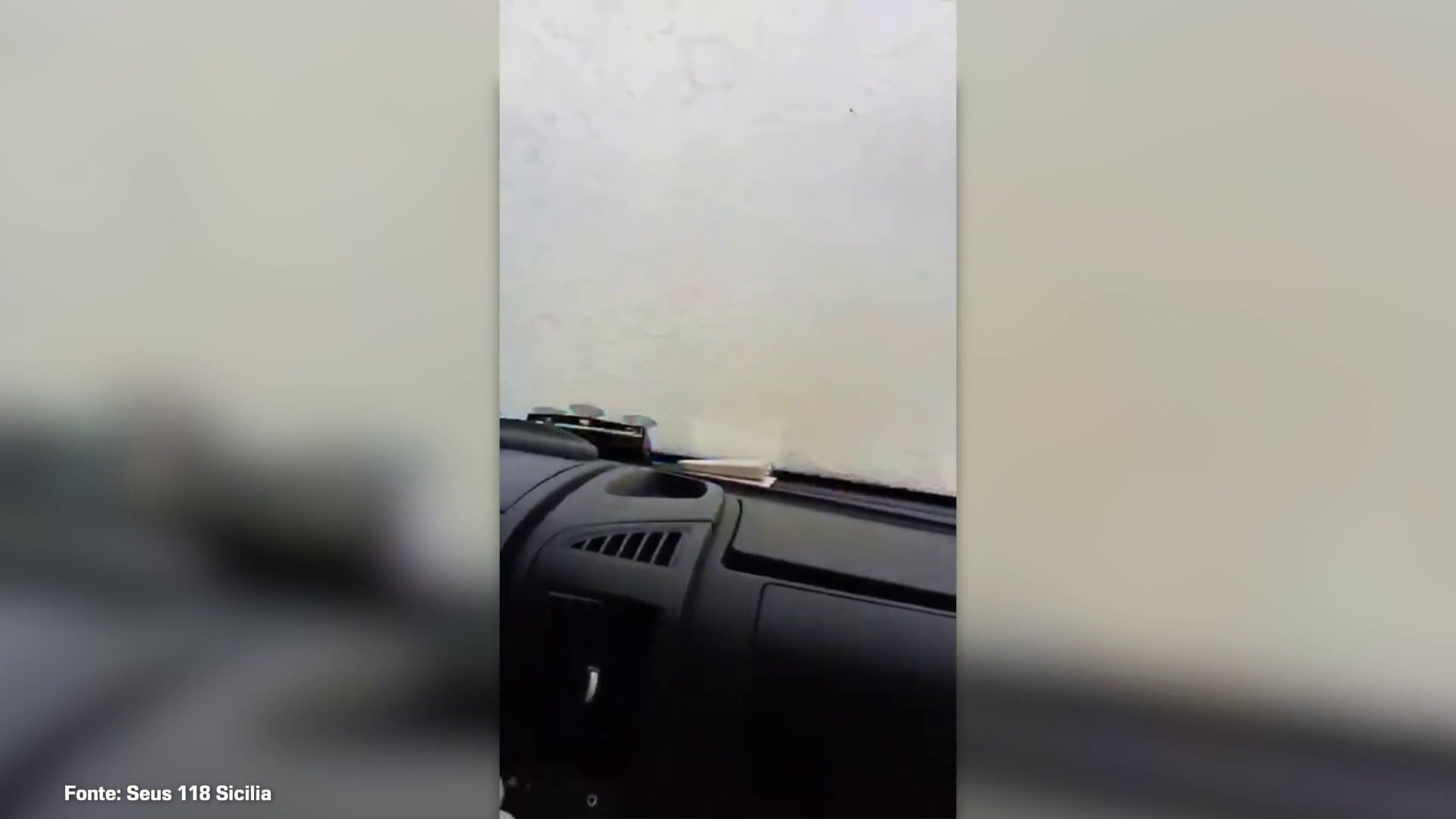 Maltempo nel Messinese, ambulanza Seus 118 investita da onda durante soccorso