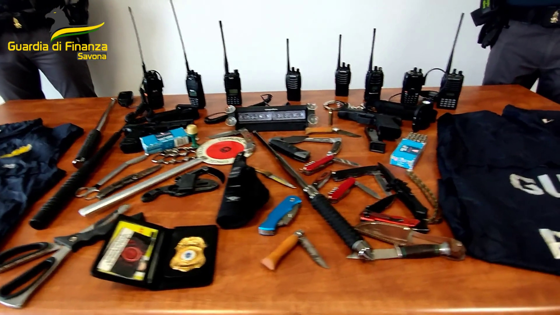 Trovati sulla A7 con armi e segni distintivi forze dell'ordine