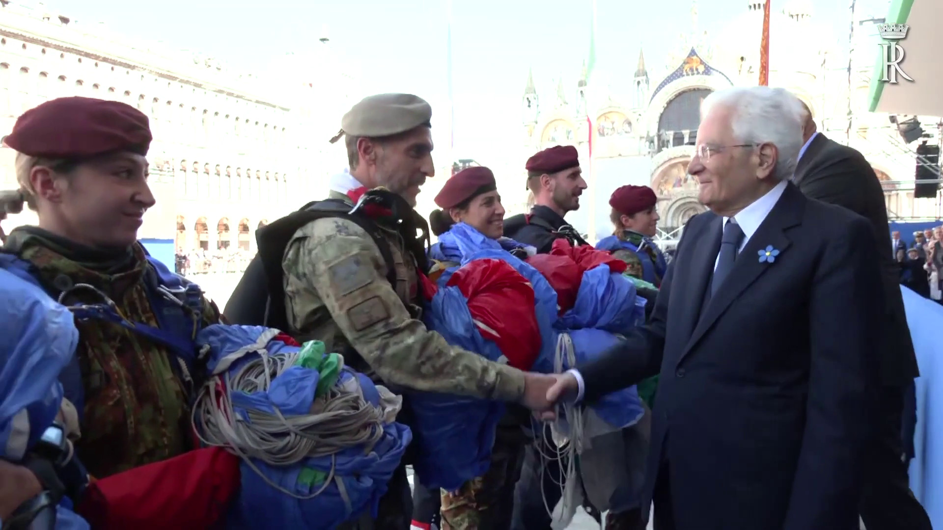 Mattarella alla cerimonia della festa delle forze armate