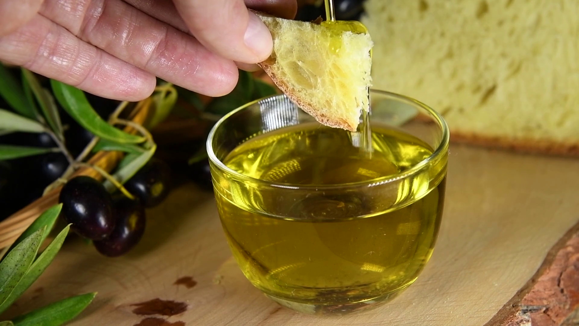 Olio d’oliva, oltre 200 mila tonnellate invendute: filiera in crisi