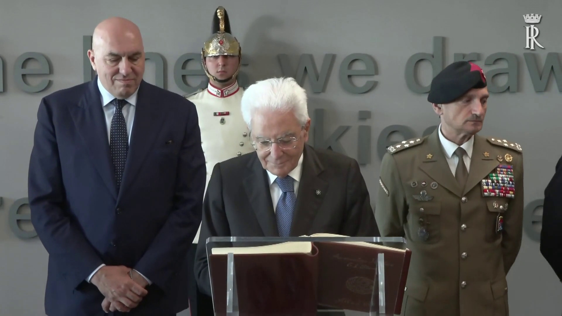 Mattarella alla consegna delle Aquile di pilota militare a Decimomannu