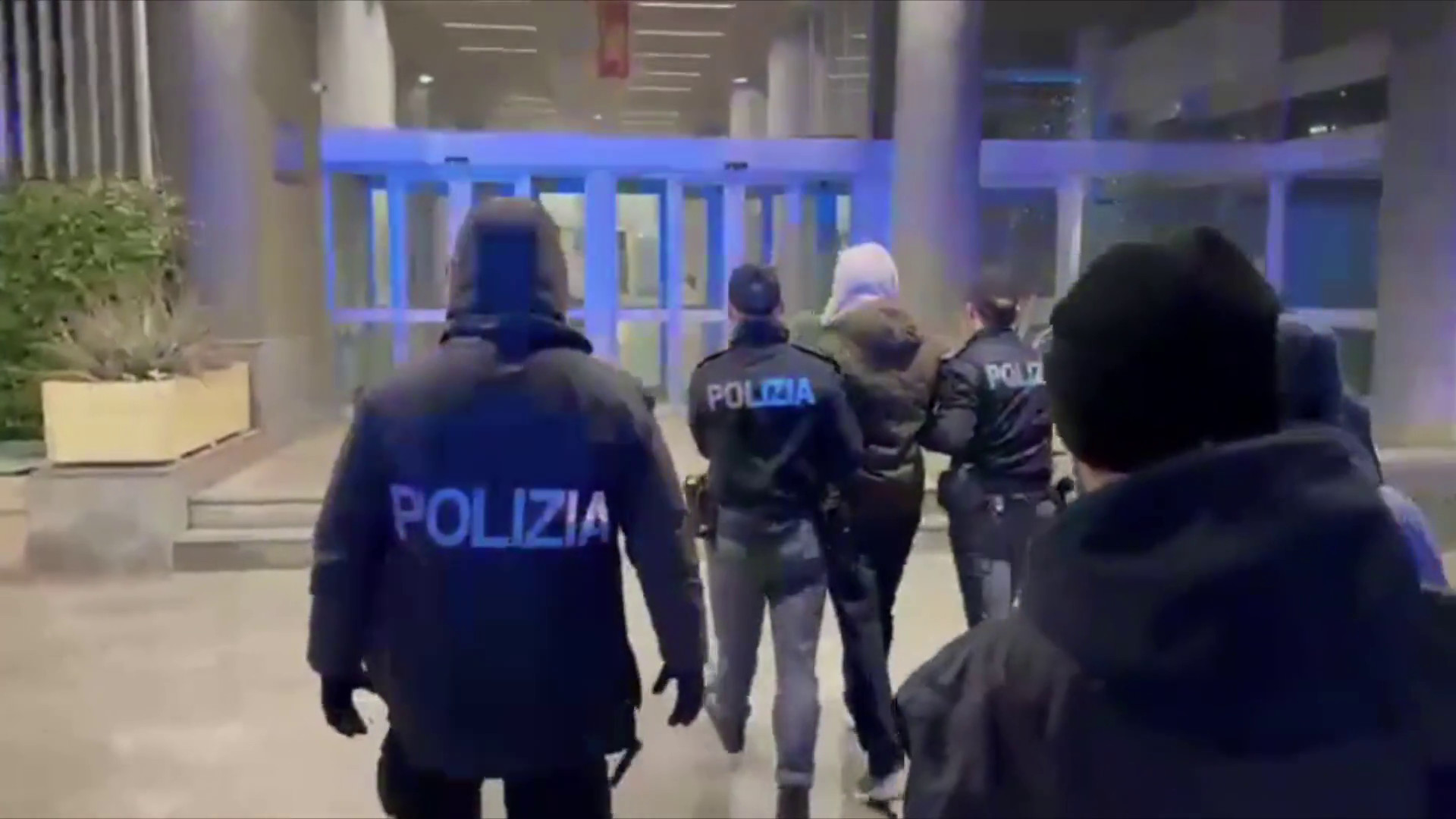 Arrivo alla Questura di Brescia del presunto omicida del capotreno, le immagini