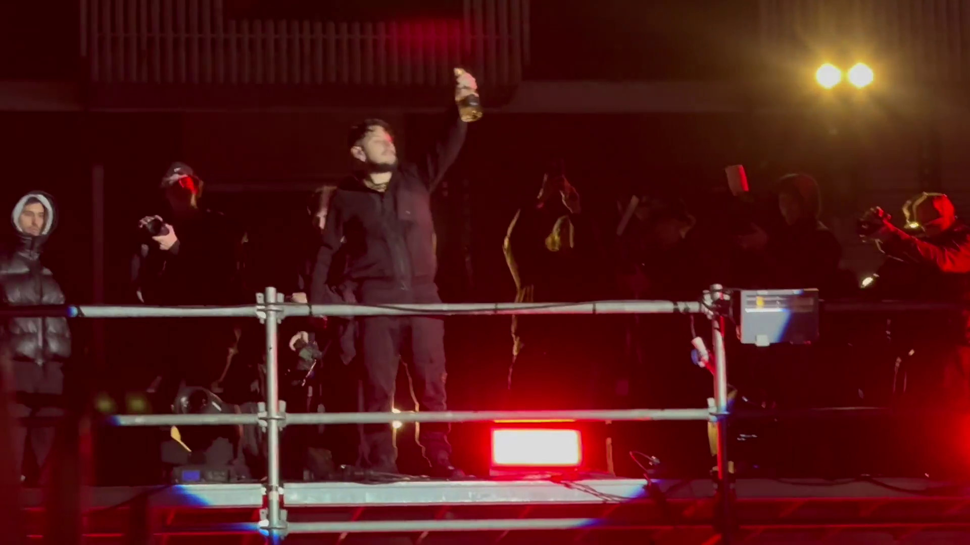 Paky accende Rozzano, migliaia al listening party di 