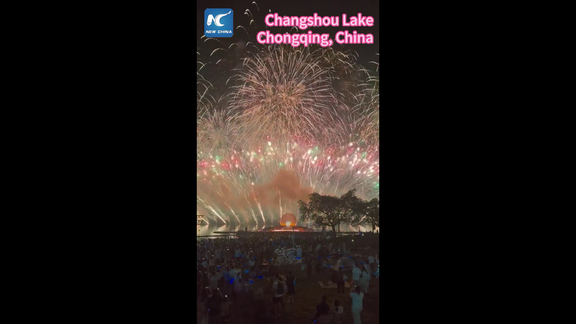 Cina: Chongqing, droni e fuochi d'artificio illuminano il lago Changshou
