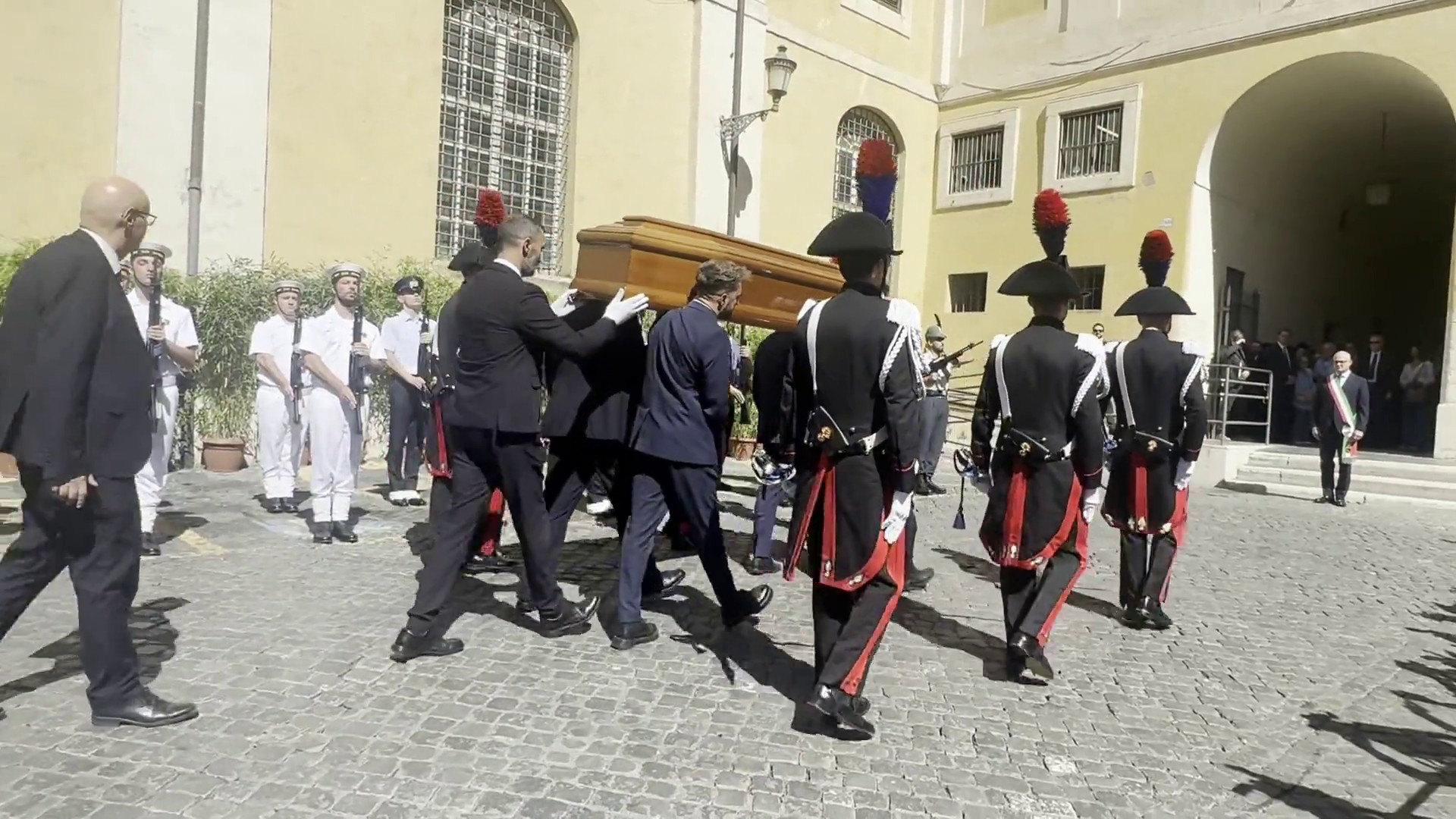 Aperta la camera ardente di Emma Bonino, l'arrivo del feretro in Campidoglio
