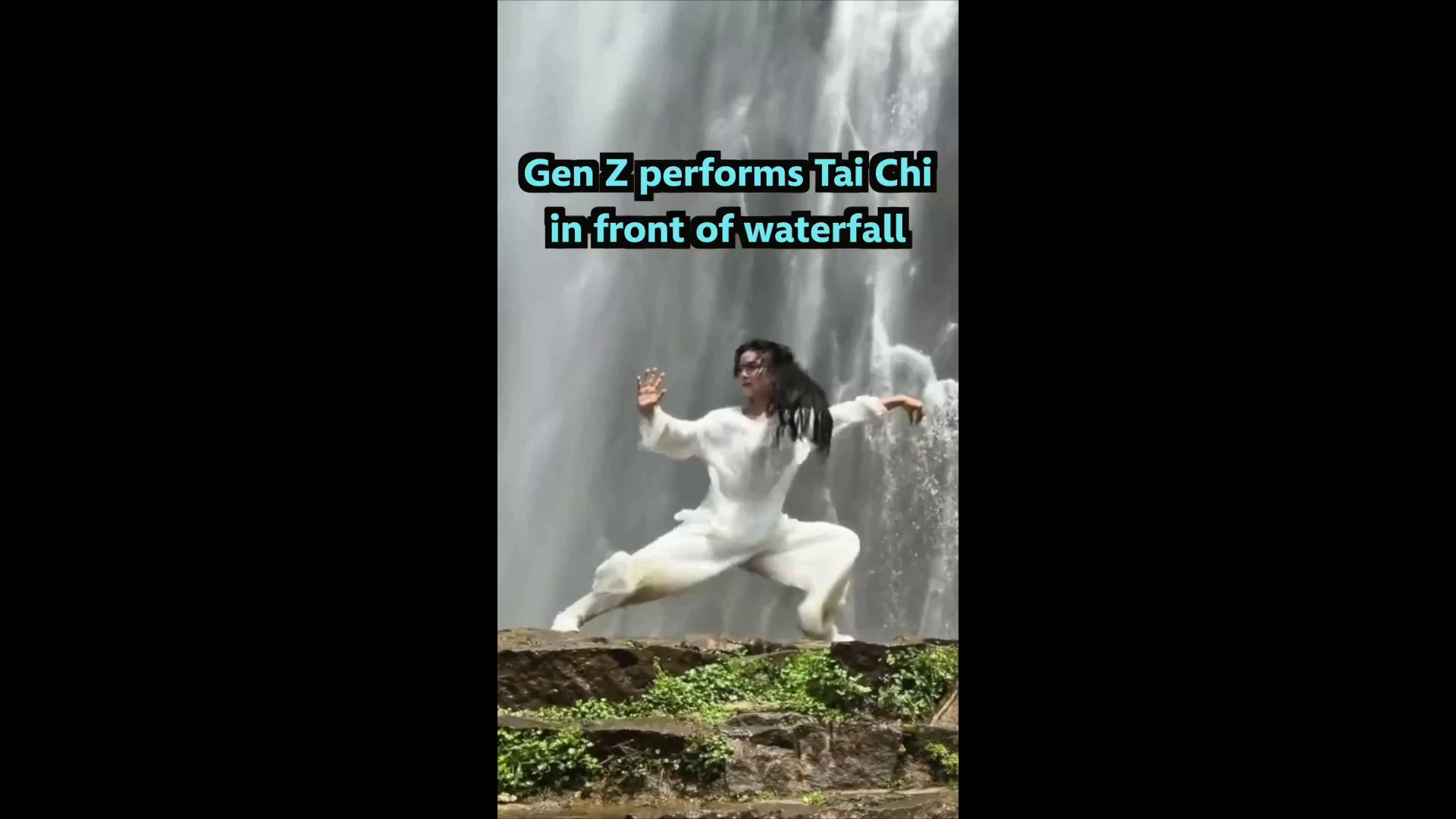 Cina, ragazza della Gen Z pratica il Tai Chi davanti a una cascata di montagna
