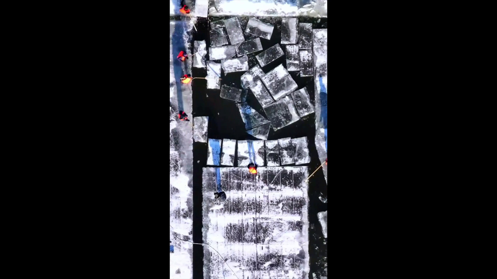 Cina: Tetris di ghiaccio sul fiume Songhua